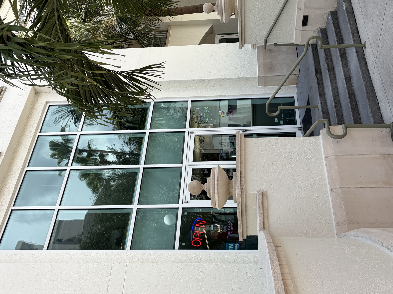 Exterior entrance to The Island Shoppe on Harbour Island